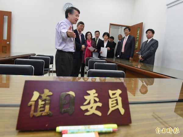 九合一大選及全國性公民投票過程亂象叢生，引發民怨，監察委員楊芳玲（左五）、張武修（左四）監察委員張武修、楊芳玲已立案展開調查。（記者劉信德攝）