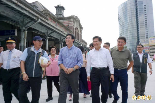 民進黨台北市長參選人姚文智在台中市長林佳龍的陪同下參訪台中火車站建設。（記者蔡淑媛攝） 