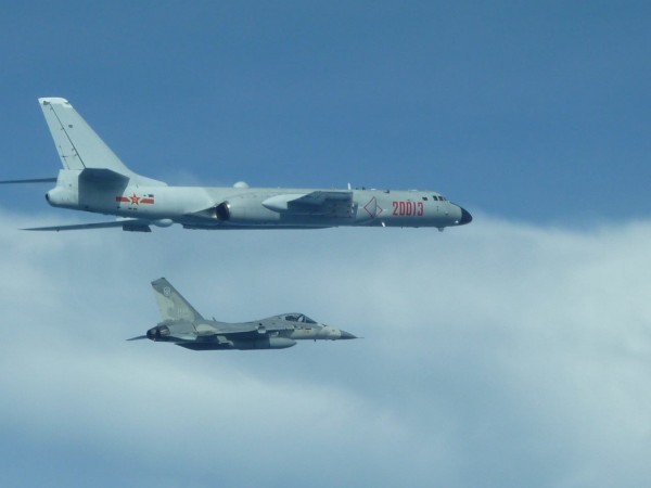 圖為日前轟六轟炸機接近我國海域,我空軍戰機升空因應。(資料照,國防部提供)
