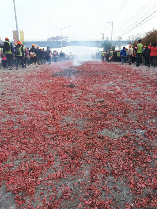 滿地的鞭炮屑。(網友提供)