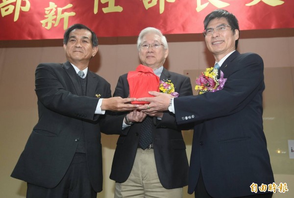 科技部舉行部長交接,在政委吳政忠(中)監交下,新任部長陳良基(右)由卸任部長楊弘敦(左)手中接下印信。(記者廖振輝攝)