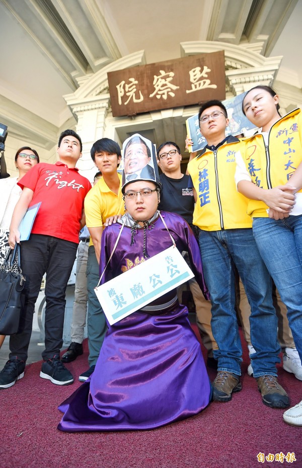 New Party members perform a skit in front of the Control Yuan in Taipei yesterday as they a file a request for an investigation into what they called administrative bias at the Transitional Justice Commission.
Photo: Fang Pin-chao, Taipei Times
New Party members perform a skit in front of the Control Yuan in Taipei yesterday as they a file a request for an investigation into what they called administrative bias at the Transitional Justice Commission.
Photo: Fang Pin-chao, Taipei Times