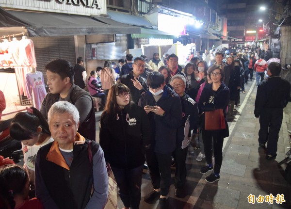 蘆洲湧蓮寺除夕夜發錢母，湧現大批排隊民眾。（記者黃耀徵攝）