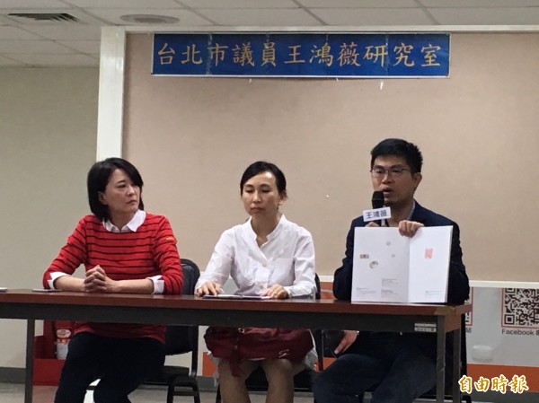 世貿珠寶展傳2億珠寶失竊，被害人侏儸紀股份有限公司董事長伍穗華、侏儸紀股份有限公司總經理李承倫向北市議員王鴻薇陳情。（記者蕭婷方攝）
