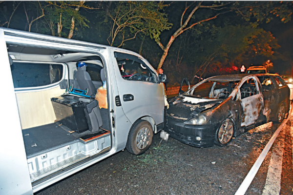 歹徒搭乘的黑色轎車迎頭撞停客貨車,搶走水貨業者580萬元港幣。(取自《頭條日報》)