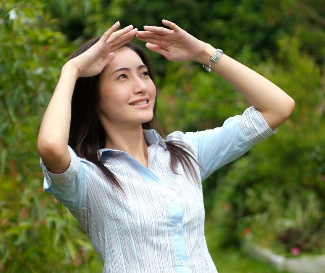 食藥署指出,SPF係數越高,代表「延後皮膚曬傷時間」,但並不能保證皮膚越不會變黑。(情境照)