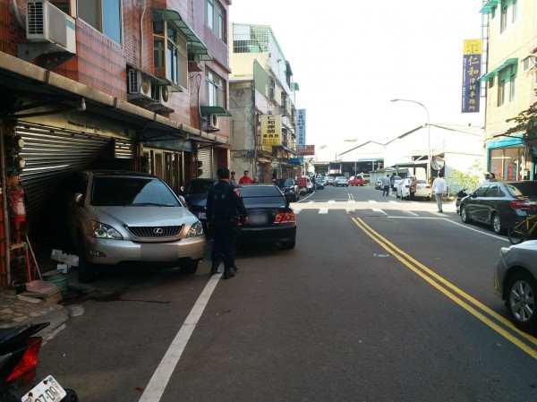 張姓通緝犯駕駛的黑色轎車，為逃避警方追棄，連撞2車後逃逸。（民眾提供）