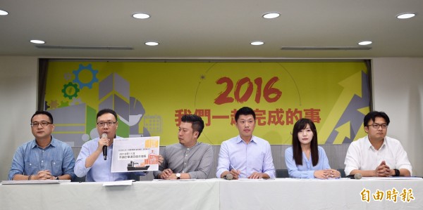 民進黨3日舉行「2016我們一起完成的事」臉書互動介面發表記者會,發言人群阮昭雄(左一)、黃適卓(左二)、王閔生(右三)、楊家俍(右一)及兩位新任發言人張志豪(左三)、吳沛憶(右二)出席。(記者羅沛德攝) 民進黨3日舉行「2016我們一起完成的事」臉書互動介面發表記者會,發言人群阮昭雄(左一)、黃適卓(左二)、王閔生(右三)、楊家俍(右一)及兩位新任發言人張志豪(左三)、吳沛憶(右二)出席。(記者羅沛德攝)
