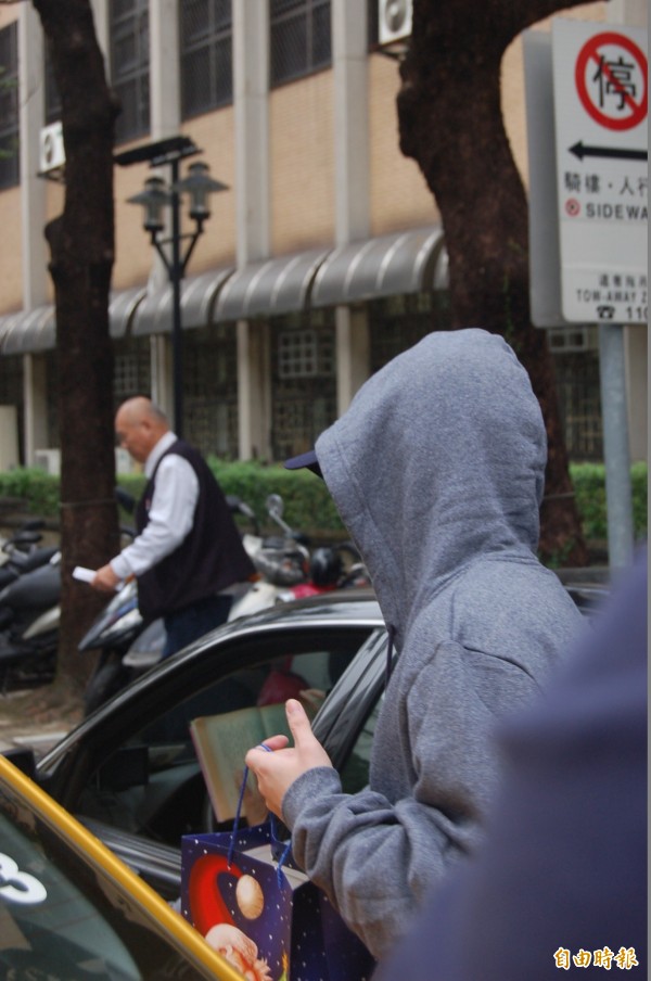 涉多起詐欺案入獄的黃琪，今到高院出庭後，為避免曝光，全身包得密不透風快步搭車離開法院。（記者楊國文攝） 