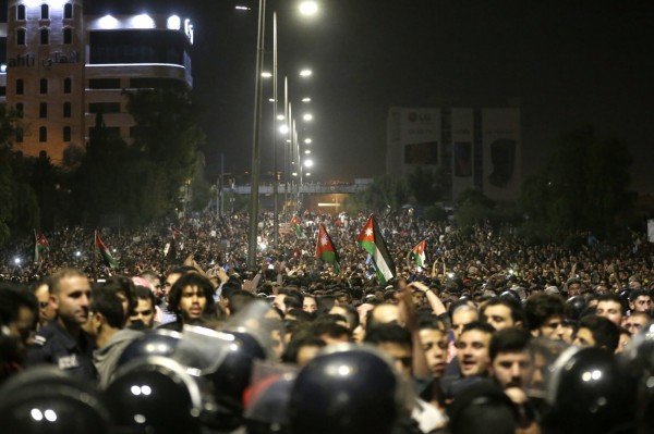 有數千約旦人走上街頭示威，對政府實施撙節政策又增稅表達強烈不滿。（歐新社）