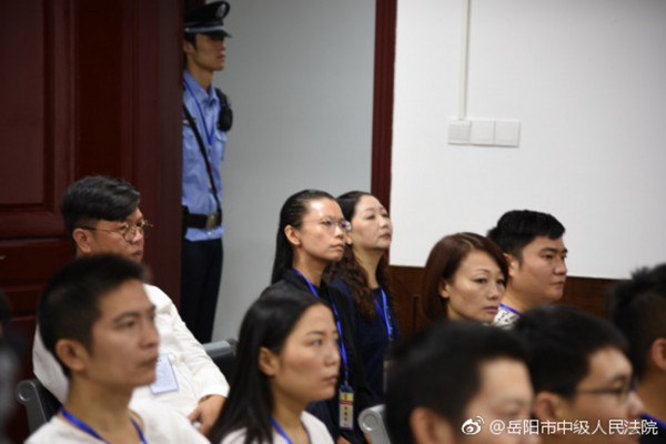 李明哲案開庭,李妻李凈瑜(後排中)在法院旁聽,神情專注。(圖擷取自岳陽市中級人民法院官方微博)