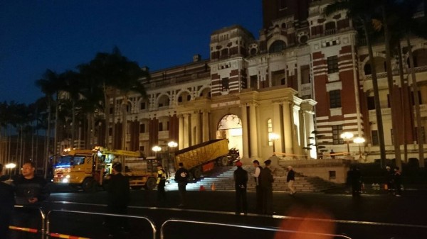 男子張德正駕駛砂石車衝撞總統府。(資料照)