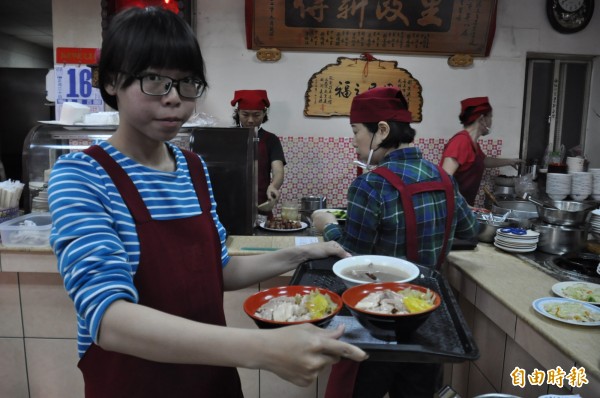 嘉義市劉里長雞肉飯經常大排長龍。(資料照,記者王善嬿攝)