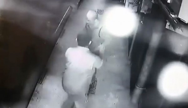 1名身材壯碩的男子,本月27日在新北市三重區內的防火巷向1名身心障礙長輩施暴。(圖擷取自爆料公社)