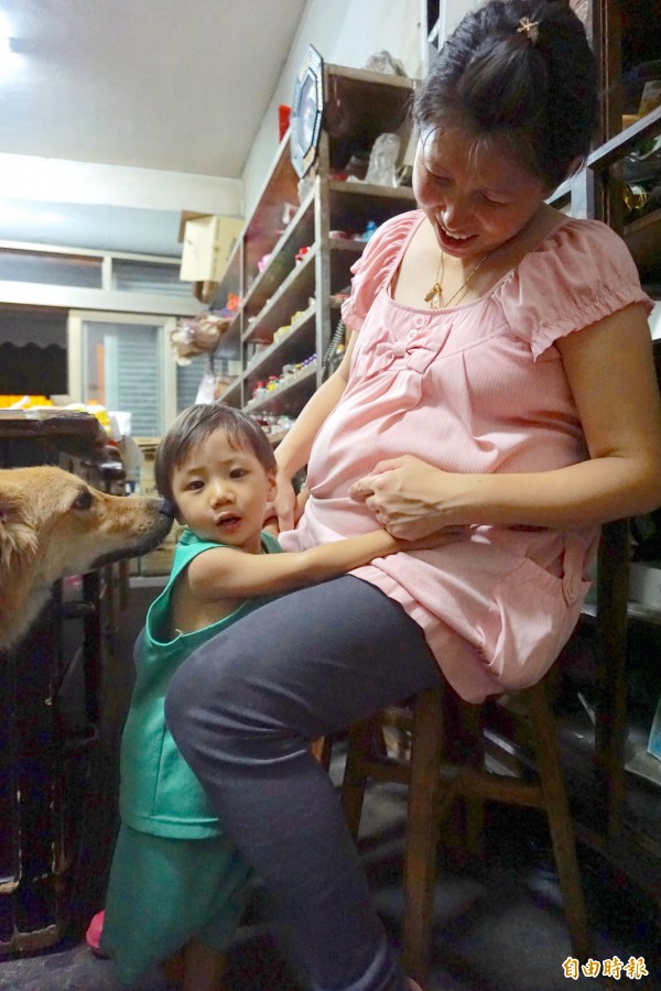 江孟芬懷著第8個小孩,2歲兒子小7常親吻她的肚子期待妹妹出生。(記者蔡淑媛攝)