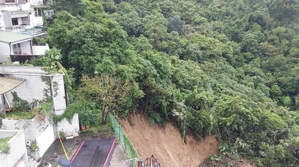 氣象局指出，今天起台灣北部與東北部等地的雨勢將略為趨緩，但局部地區仍有豪雨，預估明晚至週一天氣才會好轉，圖為新北市汐止民宅旁土石崩塌情形。（民眾提供）