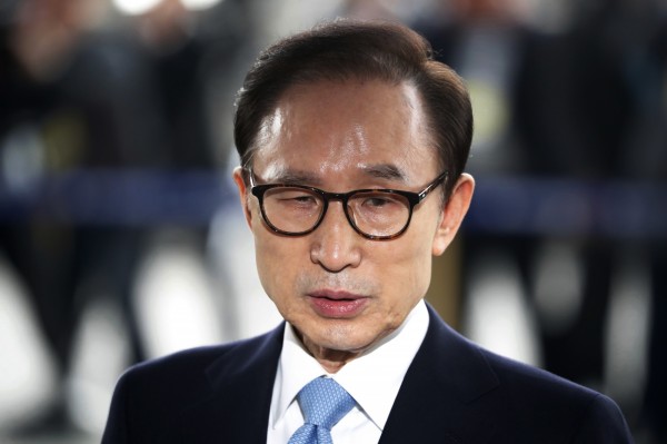南韓首爾中央區地方法院今（22）日晚間批准檢方提請的逮捕令，決定拘捕前總統李明博。（美聯社）