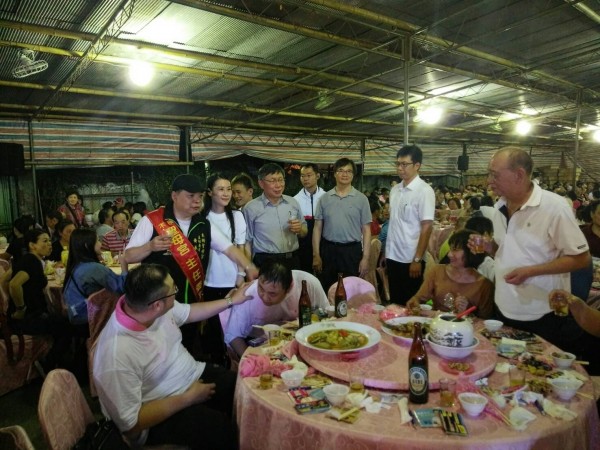 台北市長柯文哲在民進黨台北市黨部主委黃承國(著黑背心披彩帶者)陪同下,到每一桌敬酒,共150桌敬好敬滿。(民眾提供)