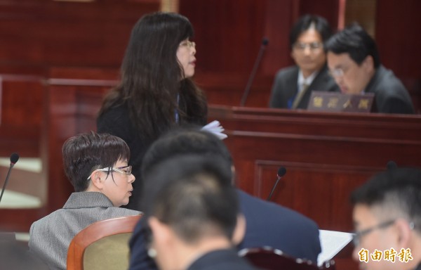 賴素如無法閱卷並被收押146天,她認為禁止律師閱卷違憲,遂聲請釋憲。圖為賴素如在法庭中情形。(資料照,記者劉信德攝)