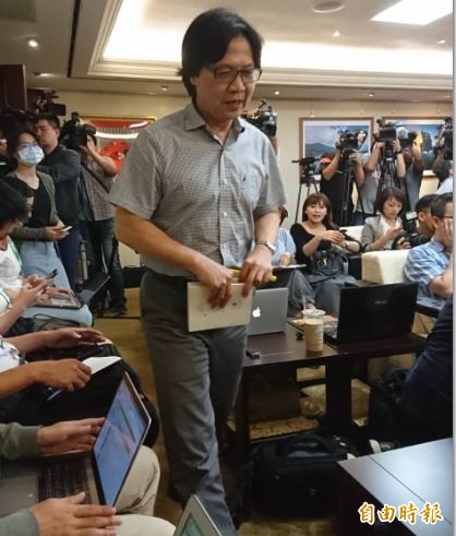 內政部長葉俊榮下週一轉任教育部長,今日他親自召開記者會表示,他昨晚才做出決定要「撩下去」,上任要解決台大校長遴選,和台灣教育諸多問題。(記者陳鈺馥攝)