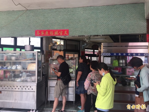 潭子區「阿婆肉焿」店,每到中午店門前即大排長龍。(記者歐素美攝) 潭子區「阿婆肉焿」店,每到中午店門前即大排長龍。(記者歐素美攝)
