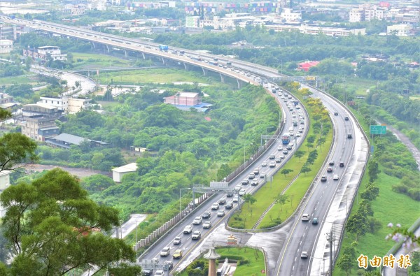 國5今天實施白天免費措施、交通量增5.5% ，高公局：稍微舒緩車流。圖為中秋連假收假日國5北上路段出現返鄉車流。（記者張議晨攝）