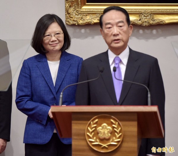 宋楚瑜下午偕同蔡英文一同出席記者會,蔡英文也宣布宋楚瑜將任亞太經濟合作會議(APEC)領袖代表。(記者黃耀徵攝)
