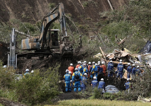 日本北海道震災至今,死亡人數已上升至35人,另外還有2人心肺功能停止,失蹤人數目前則尚有3人,搜救行動也仍在繼續。圖為日本搜救隊員正在進行搜救。(歐新社)