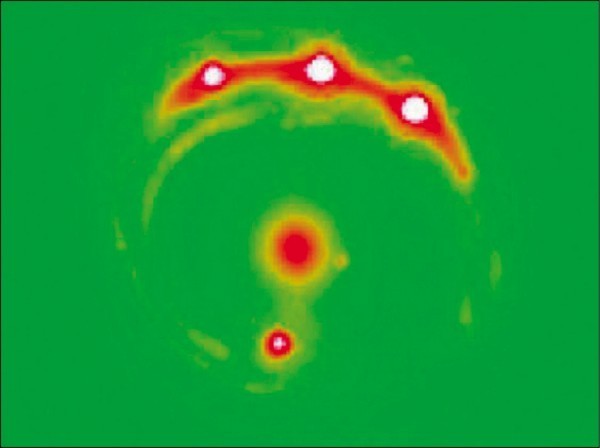 科學家借助微重力透鏡現象，發現RX J1131-1231類星體（中）。（取自網路）