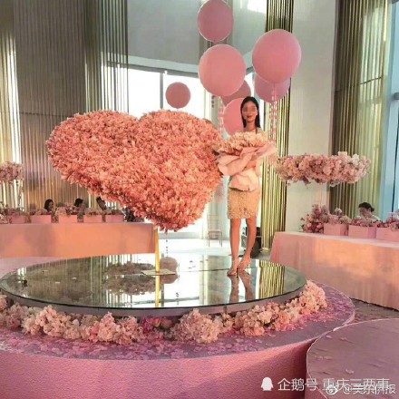 中國一位土豪為了幫女友慶生,砸下33.4萬人民幣送「有錢花」給女友。(圖擷自多維新聞)