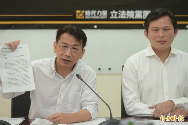 時代力量發聲明表示，中國花錢斷掉中華民國的邦交國，但改變不了台灣獨立自主的事實。圖為時代力量主席黃國昌（右）與立委徐永明（左）。（資料照）