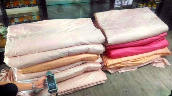 貝多麗產售的負離子床墊要價3萬多元，卻檢出人體輻射劑量超標高達76倍。（圖：消保處提供）