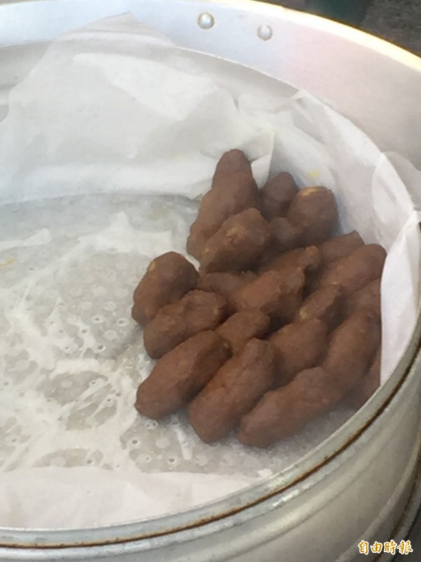 剛蒸好的「黑搓巧」。(記者羅欣貞攝)
