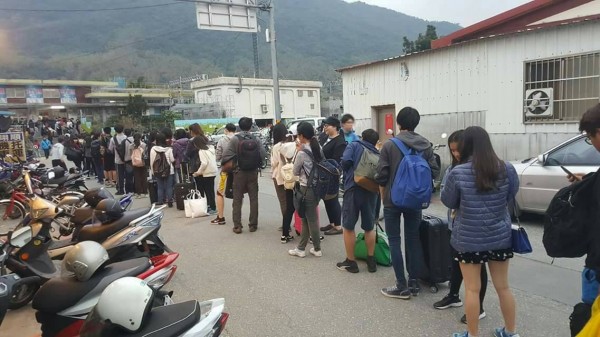 因台電電纜故障導致東華大學宣布停課,學生提前放春假,志學火車站前大排長龍。(圖翻攝花蓮人臉書)