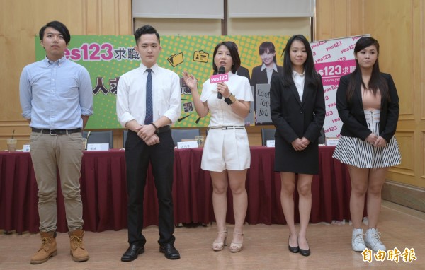 yes123求職網24日發佈「新鮮人求職大考驗調查」,邀請彩妝老師Hanny(中)為石同學(左起)、歐弟、Ivy與果凍四位分享求職經驗的來賓,進行造型改造。(記者張嘉明攝)