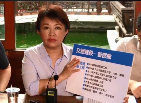 卢秀燕今天在脸书开直播提出交通建设政见。(图撷取自卢秀燕脸书)