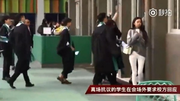 有香港專校的學生日前拒絕在播放中國國歌時起立，遭校方趕出畢典會場，香港學者練乙錚認為，北京當局這一類政治洗腦的作法，反而會適得其反。（圖擷自網路）