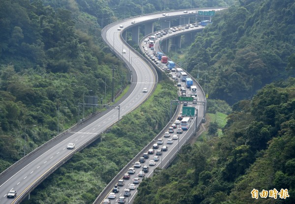 高公路預測,今天下午國道5號南港系統至坪林南下就會開始塞。圖為中秋連假車潮。(資料照)
