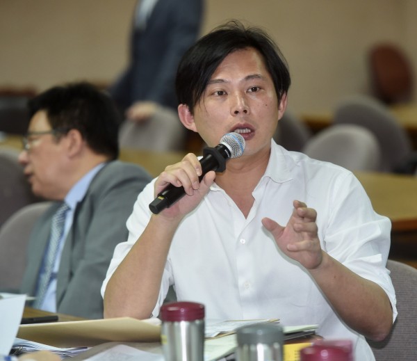 反年金改革群眾今日包圍立法院,不少立委、媒體、助理都被擋住,黃國昌在臉書強調:「這些阻擾行動,不會得到社會支持的。」(資料照,記者簡榮豐攝)