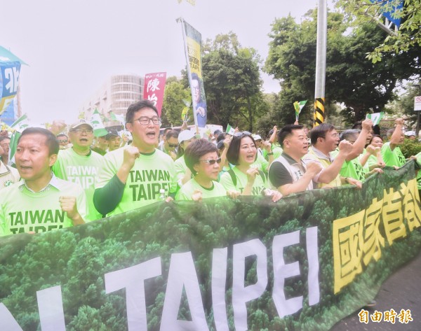 台北市長參選人姚文智（前排左二）舉辦「422機蛋大遊行」，訴求民進黨自推台北市長參選人。（記者方賓照攝）