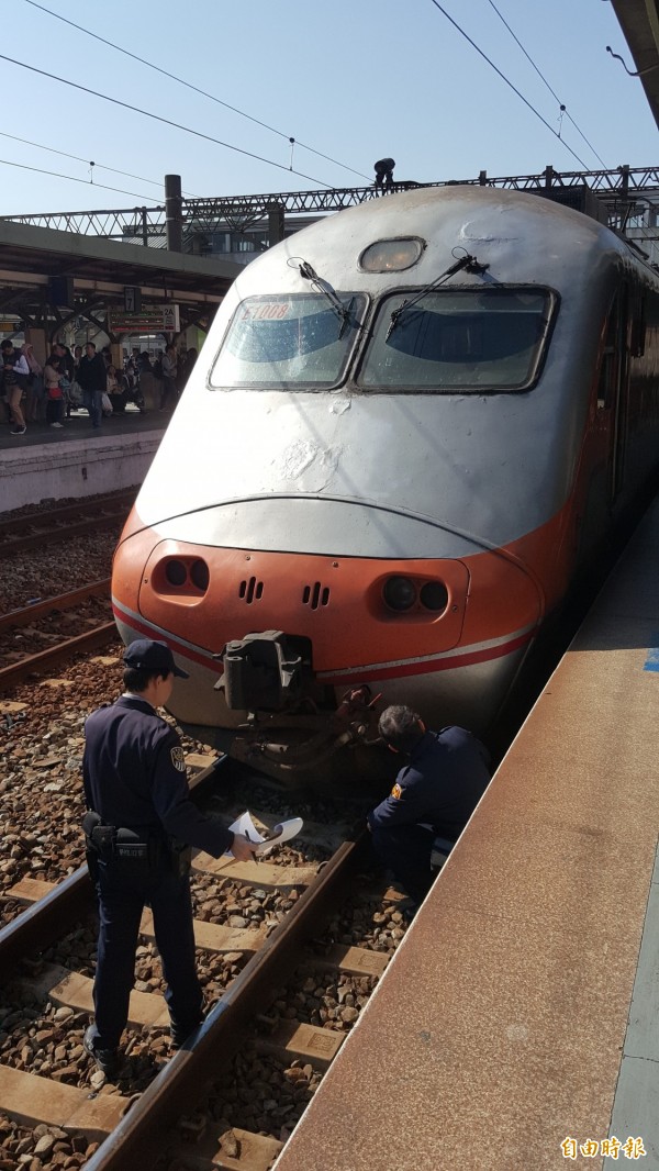 有乘客從新竹火車站月台掉落遭自強號撞死，警方趕往處理。（記者蔡彰盛攝）