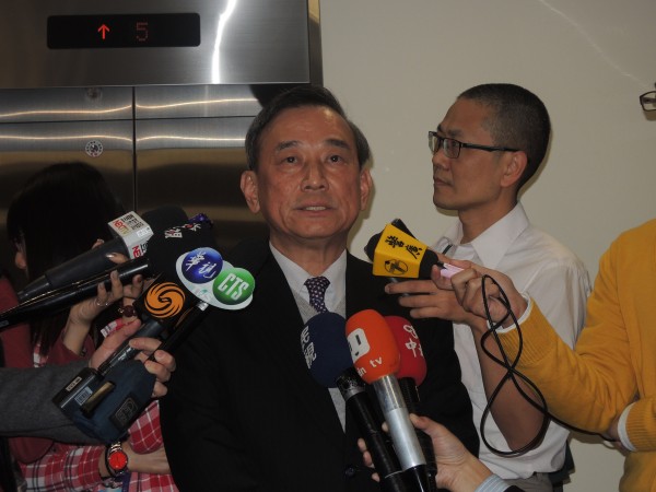法務部政務次長陳明堂指前總統陳水扁的醫療鑑定報告,因高速公路塞車,中監傍晚才送達位於桃園的矯正署,矯正署只能延到明年1月5日開會審查。(記者項程鎮攝)