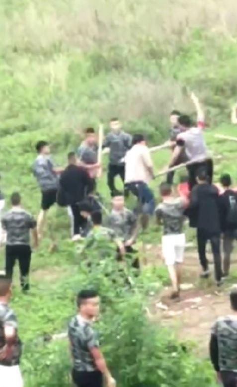 當地村民表示,當時突然湧入大批迷彩服男子見人就打。(圖擷自微博)