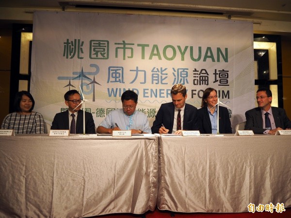 市長鄭文燦(左3)、執行董事柯朗夫(右3)分別代表桃園市政府及達德集團,在行政院能源及減碳辦公室副主任黃佳鈴、經濟部投資業務處副處長陳秀全、德國在台協會副代表施碧娜(Sabrina Schmidt-Koschella)、歐洲商會執行長何飛逸(Freddie Hoglund)見證下,完成簽約儀式。(記者陳昀攝) 市長鄭文燦(左3)、執行董事柯朗夫(右3)分別代表桃園市政府及達德集團,在行政院能源及減碳辦公室副主任黃佳鈴、經濟部投資業務處副處長陳秀全、德國在台協會副代表施碧娜(Sabrina Schmidt-Koschella)、歐洲商會執行長何飛逸(Freddie Hoglund)見證下,完成簽約儀式。(記者陳昀攝)