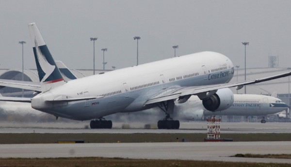 國泰航空一架飛機驚傳引擎在空中爆炸起火。(美聯社)