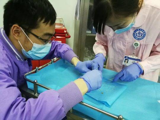 醫師警告貪圖方便不吐魚刺是非常危險的舉動。