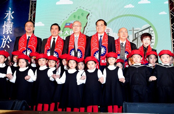 Chinese Nationalist Party (KMT) Chairman Wu Den-yih, third left, is flanked by former KMT chairmen Eric Chu, Ma Ying-jeou, Lien Chan, Wu Po-hisung and Hung Hsiu-chu, left to right, at a ceremony commemorating the 30th anniversary of the passing of Ching Ching-kuo at the Taipei Hero House in Taipei yesterday.
Photo: Peter Lo, Taipei Times Chinese Nationalist Party (KMT) Chairman Wu Den-yih, third left, is flanked by former KMT chairmen Eric Chu, Ma Ying-jeou, Lien Chan, Wu Po-hisung and Hung Hsiu-chu, left to right, at a ceremony commemorating the 30th anniversary of the passing of Ching Ching-kuo at the Taipei Hero House in Taipei yesterday.
Photo: Peter Lo, Taipei Times