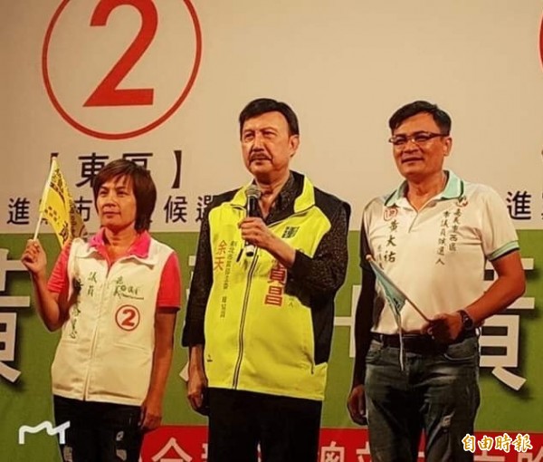 黄露慧(左)、黄大佑(右)姊弟双双当选市议员,图(中)为日前民进党新北市主委余天南下助阵。(资料照)