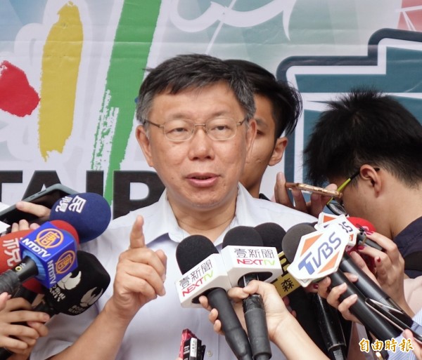 柯文哲今早受訪時強調,不是一熱就裝,而是包含整間校舍的智慧化、綠化,冷氣只是最後手段。(記者方賓照攝)