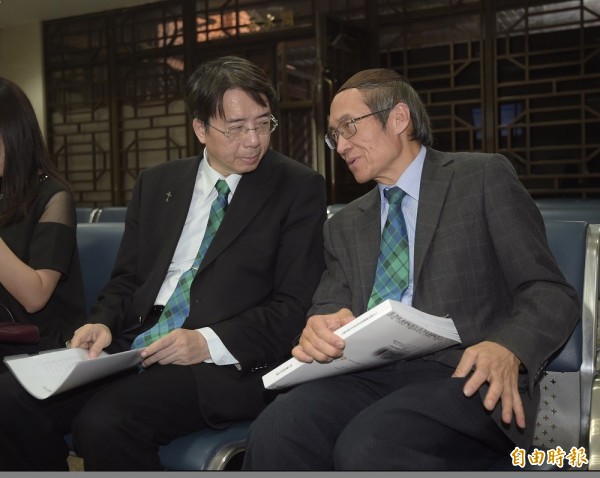 馬偕醫院董事長劉伯恩（右）與院長施壽全（左）11日赴台北地檢署按鈴控告鏡週刊。（記者黃耀徵攝）
